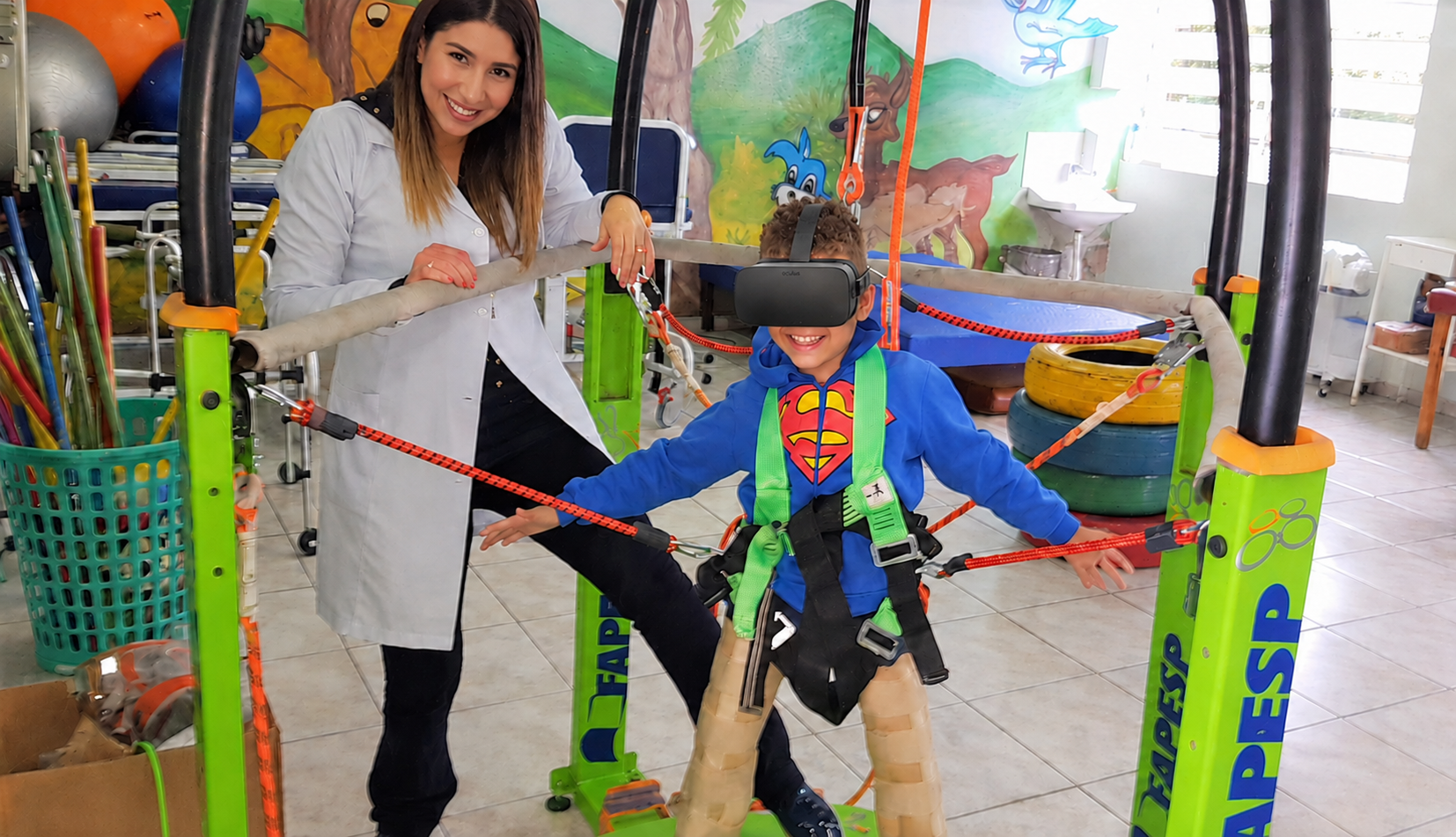 Paciente em sessão com simulador robótico e VR